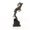 Een bronzen beeld van een springend hert