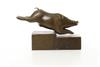 Een bronzen beeld van een zwijn, art deco stijl
