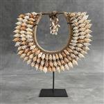 Decoratief ornament (1) - NO RESERVE PRICE - SN8 - Decorative Shell Necklace on a Custom Stand - Gea