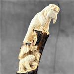 Snijwerk, NO RESERVE PRICE - A Bear Carving from a deer antler on a stand - 15 cm - Hout, Hertengewe