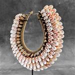 Decoratief ornament (1) - NO RESERVE PRICE - SN6 - Decorative Shell Necklace on Custom Stand - Gesne