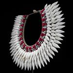 Decoratief ornament - NO RESERVE PRICE - SN16 - Decorative Shell Necklace on custom stand - Indonesi