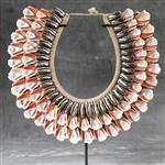 Decoratief ornament - NO RESERVE PRICE - SN14 - Decorative Shell Necklace on a custom stand - Indone