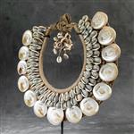 Decoratief ornament - NO RESERVE PRICE - SN21 - Decorative shell necklace on a custom stand - Indone