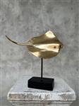 Beeld, No Reserve Price - Stingray on a stand, made of bronze - 28 cm - Brons