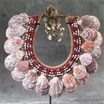 Decoratief ornament - NO RESERVE PRICE - SN9 - Decorative shell necklace on custom stand - - Indones