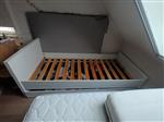 Bed met lade en nachtkastje