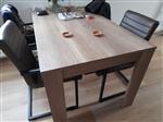 Tafel + 4 stoelen en 1 Hangdressior