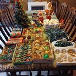 Box vol met allerhande kerstdecoratie.