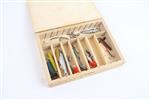 Houten tacklebox gevuld met vintage spinners