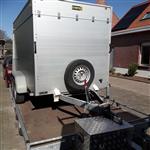 gesloten aanhangwagen geremd