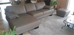 SALON IN LEDER  EN POUFFE