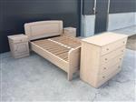 (130) Bed 140x200 met commode en 2 nachtkastjes