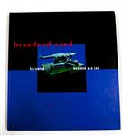 Brandend zand, keramiek beelden aan zee