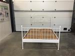 (107) Mooi wit bed van 140 x 200 met lattenbodem