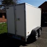 gesloten aanhangwagen met alu velg