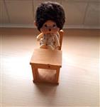 Vintage MonChhichi op Houten Schoolbank - 1976