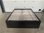 (42) Zwart bed 160 x 200 met onderaan laden