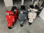 (111) Nieuwe elektrische kinderscooter Vespa 
