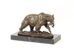 Een mooi bronzen beeld van een grizzly beer
