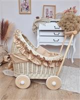 Poppenwagen met  beige dekens en ruches ecru + beige ruche en dekens