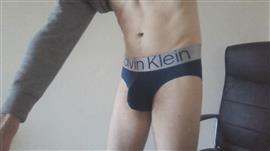 zoek slanke jonge man voor intiem contact 