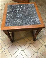  Massieve vierkante tafel  +marmeren bovenblad 