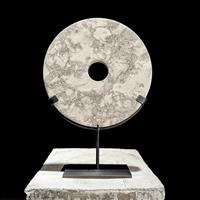 Decoratief ornament (1) GEEN RESERVEPRIJS - Decoratieve grijze marmeren schijf op een aangepaste sta