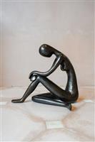 sculptuur, NO RESERVE PRICE - Sculpture Antiqued Patinated Sitting Lady - 18.5 cm - Brons