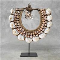 Decoratief ornament (1) - NO RESERVE PRICE - SN20 - Decorative shell necklace on a custom stand - Ir