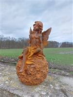 Beeld, statue angel on sphere with finish in flower motif - 21 cm - IJzer (gegoten)