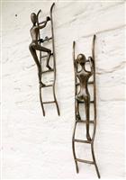 sculptuur, A pair of men climbing the ladder - 50 cm - Brons