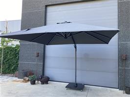 (61) Zweefparasols led verlichting en hoes gratis