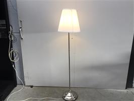 (245) Mooie staande lamp met witte kap 154 cm hoog