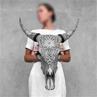 GEEN RESERVE PRICE - Grijze koeienschedel met bohemien gesneden hoorn - Lotusmotief - Gesneden sched
