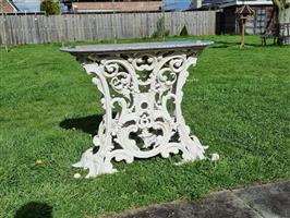 Hand-crafted Cast Iron Base, Marble top - Bijzettafel - Hout