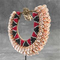Decoratief ornament - NO RESERVE PRICE - SN2 - Decorative Shell Necklace on a Custom Stand - Indones