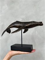 Beeld, No Reserve - Bronze Patinated Whale Soaring on its Pedestal - 22 cm - Brons