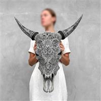 GEEN MINIMUMVERKOOPPRIJS - Skull Art - Handgesneden grijze koeienschedel met Boheemse gesneden hoorn