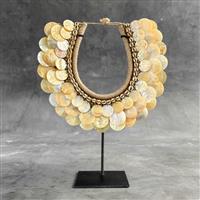 Decoratief ornament - NO RESERVE PRICE - SN19 - Decorative Shell necklace on custom stand - Gele sch