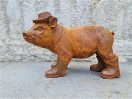 Beeldje - A cute pig with boots - IJzer (gegoten/gesmeed)