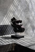 sculptuur, Western Gorilla Skull, cast in the finest patinated bronze, with stand - Signed by Artist