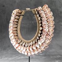 Decoratief ornament - NO RESERVE PRICE - SN6 - Beautiful Decorative Shell Necklace on custom stand -