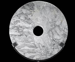 Decoratief ornament - NO RESERVE PRICE - Decorative Grey Marble Disc on a custom stand - Indonesië