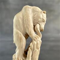 Snijwerk, - NO RESERVE PRICE - A Bear Carving from a deer antler on a custom stand - 15 cm - Herteng