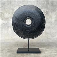 Decoratief ornament - NO RESERVE PRICE - Decorative Lava Stone disc on a custom stand - Indonesië