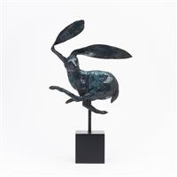 sculptuur, NO RESERVE PRICE - Speckled bronze Rabbit on stand - Fantastic Dark Blue/Green Patina - 4
