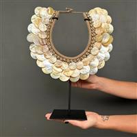 Decoratief ornament - NO RESERVE PRICE -SN19 - Decorative shell necklace on a custom stand - Indones
