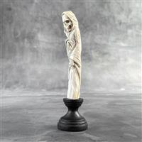 Snijwerk, -NO RESERVE PRICE - A grim reaper carving from a deer antler on a custom stand - 18 cm - H