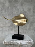 Beeld, No Reserve Price - Stingray on a stand, made of bronze - 28 cm - Brons